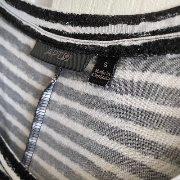 Stripped Cropped Long-Sleeve Shirt - Picture 5 of 5